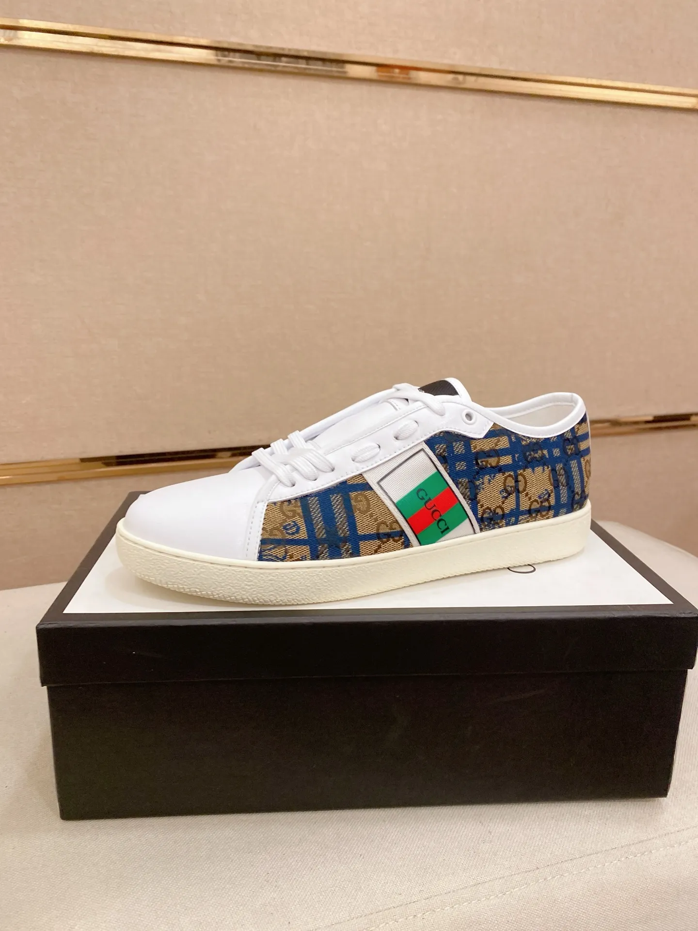 Factory price: 400💰 (GUCCI) The latest model from the official website 🎁🎁Casual and fashionable men's shoes👟, hot style 💥The version is simple and elegant, exclusive for trendy men. Unique official website latest brand elements 👑Gucci original decoration, fashionable and generous, the fabric is original cowhide ✅sheepskin lining, the official website specifies wear-resistant casual outsole, the classic model is taken in kind at the counter🎬38-44 (45 is not returned or exchanged)